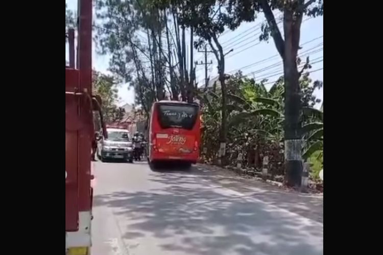 Tangkapan layar video Bus Trans Jateng disebut ngeblong dan menghalangi ambulans di Sragen, Jawa Tengah.
