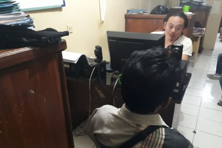 Anggota Satreskrim Polsek Garut Kota memeriksa salah satu wartawan gadungan yang diduga melakukan pemerasan, Kamis (24/8/2018) malam.