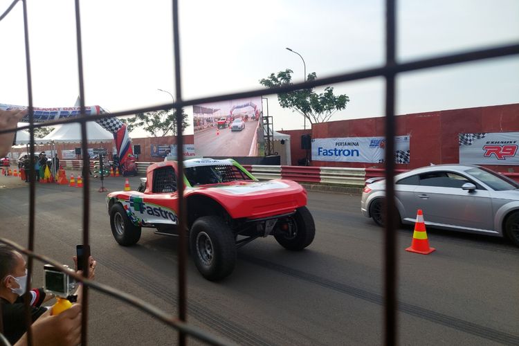 Rifat Sungkar (mobil merah), pebalap Indonesia, saat mencoba trek street race di BSD, Pagedangan, Kabupaten Tangerang, Minggu (24/4/2022).