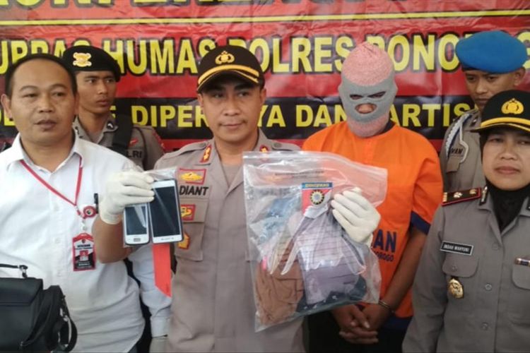 Kapolres Ponorogo, AKBP Radiant menunjukkan barang bukti dan tersangka kasus pembunuhan Herfina, warga Kota Ponorogo, Kabupaten Ponorogo. Usai dibunuh pelaku, jenazah korban ditemukan dibawah jembatan di Sampung, Kecamatan Sampung