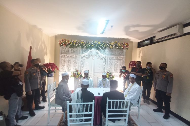 Suasana akad pernikahan putri Narapidana kasus terorisme Husein Husny di ruang tahanan Polda Metro Jaya, Sabtu (14/5/2022).