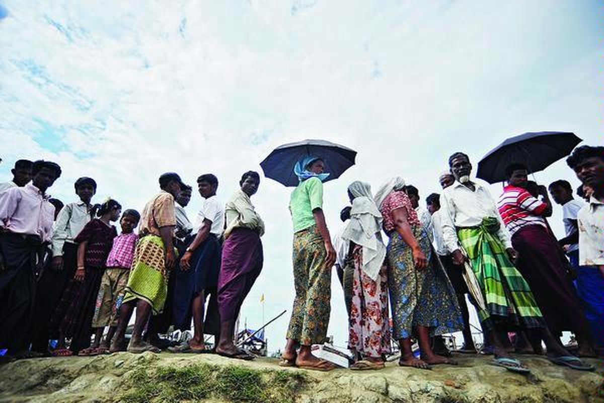 Pengungsi Rohingya di distrik Kyauk Pyu menunggu kapal yang akan membawa mereka ke tempat pengungsian di Thae Chaung, Minggu (28/10). Lebih dari 26.000 orang kehilangan tempat tinggal dan harus mengungsi akibat kekerasan yang kembali bergolak antara warga suku Rohingya dan Arakan, penduduk asli Negara Bagian Rakhine di Myanmar, yang telah menewaskan 88 jiwa. Bentrokan di antara kedua pihak itu dimulai Juni lalu. 