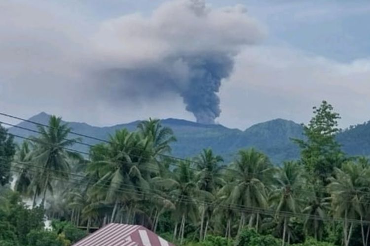 Gunung Dukono Meletus, Lontarkan Abu Setinggi 1.500 Meter