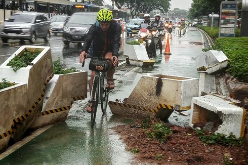 Ditabrak Pengemudi Fortuner hingga Hancur, Beton Jalur Sepeda Sudirman Diperbaiki Pemprov DKI