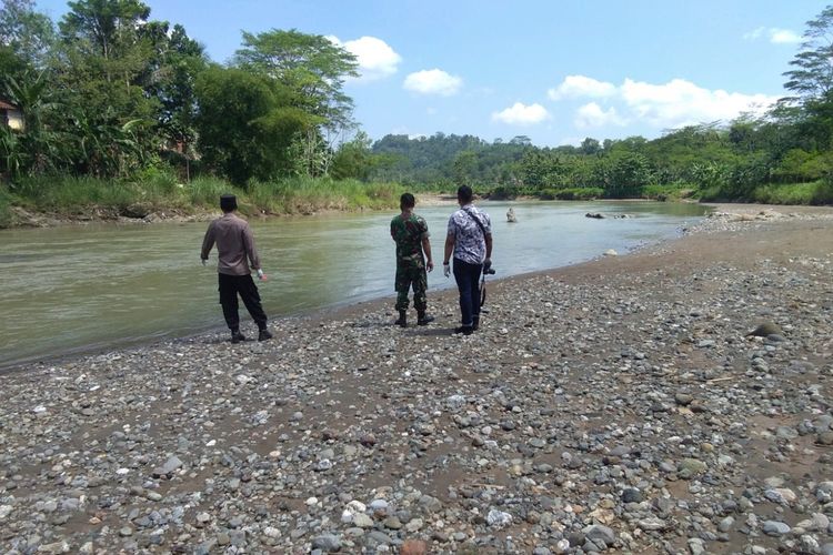 Polisi dan warga melakukan oleh TKP kakak beradik tewas hanyut di Sungai Luk Ulo, Desa Wonotirto, Kecamatan Karanggayam, Kebumen, Jawa Tengah, Selasa (3/5/2022).