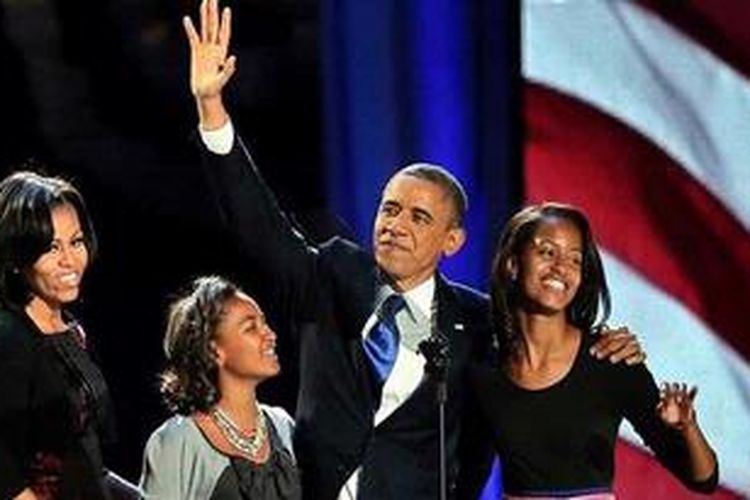 Presiden AS, Barack Obama, dan istrinya Michelle serta kedua putri mereka, Malia (14 tahun) dan Sasha (11).