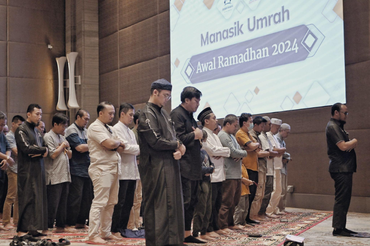 Jemaah Manasik Umrah Awal Ramadhan Jejak Imani mengikuti salat tarawih berjemaah di hotel bintang empat, Tangerang, Banten, Selasa (12/3/2024).