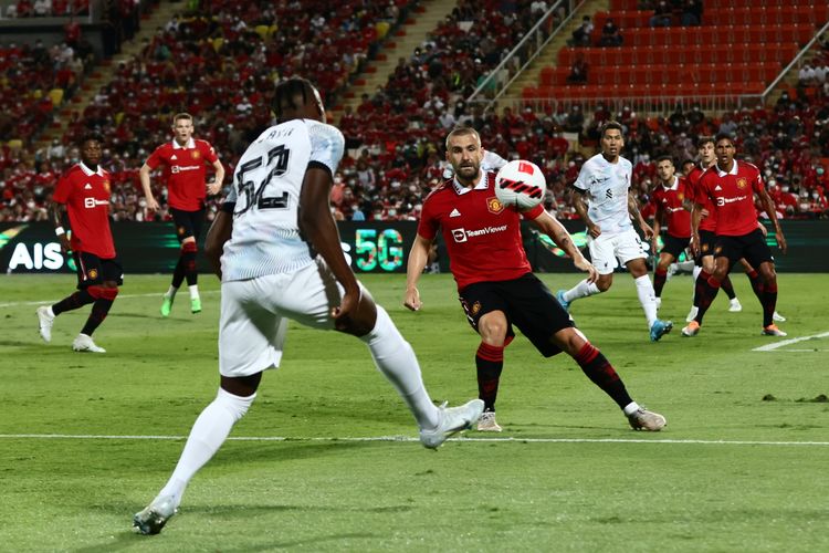 Isaac Mabaya (ketiga dari kiri) coba menguasai bola di hadapan Luke Shaw dalam laga tur pramusim Manchester United vs Liverpool yang digelar di Stadion Rajamangala, Bangkok, Thailand, pada Selasa (12/7/2022) malam WIB. (Foto oleh JACK TAYLOR/AFP)