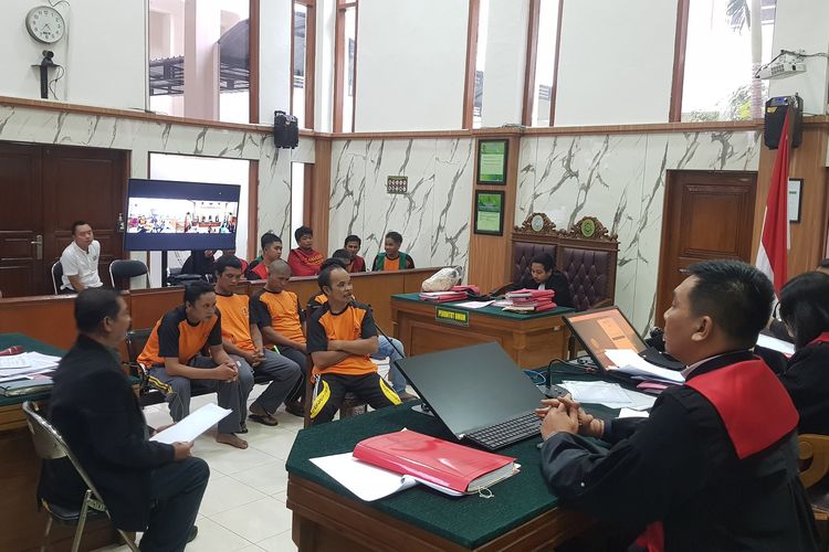 Lima terdakwa kasus peredaran ganja Gunung Semeru jalani sidang di Pengadilan Negeri Lumajang, Selasa (27/5/2025).