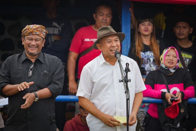 Menteri Koperasi dan UKM (MenKopUKM) Teten Masduki dalam penutupan acara Seni Ketangkasan Domba Garut se-Jawa Barat Tahun 2022 (Kapolres Garut Cup)