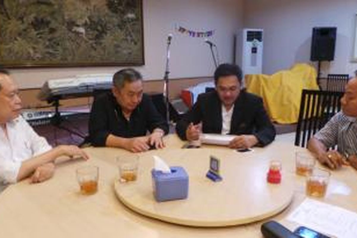Lieus Sungkharisma (kiri tengah) dan Farhat Abas (kanan tengah) membicarakan persoalan MRT.