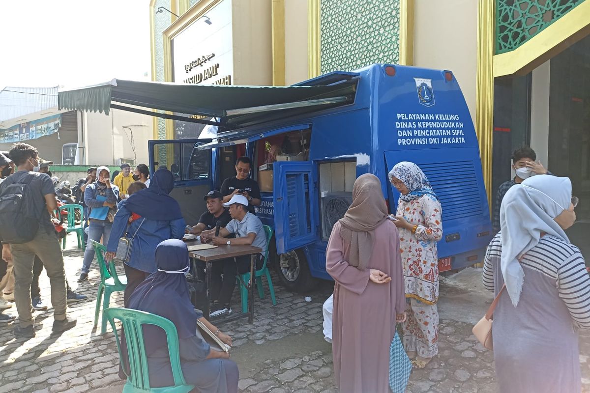 Suku Dinas (Sudin) Kependudukan dan Catatan Sipil (Dukcapil) Jakarta Timur melakukan jemput bola pergantian dokumen bagi warga yang terdampak perubahan nama jalan, dari Jalan Raya Bambu Apus menjadi Jalan Mpok Nori. Layanan jemput bola itu digelar di Jalan Raya Setu Cipayung, Cipayung, Jakarta Timur, Rabu (29/6/2022), pada pukul 09.00 hingga 12.00 WIB.