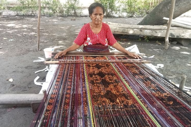 Maria Goreti Nona (58) salah seorang penenun di Desa Wodamude, Kecamatan Magepanda, Kabupaten Sikka.