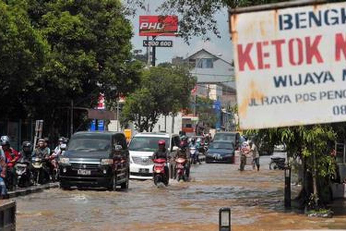 Hingga Selasa (4/3/2012) sore, Jalan Raya Joglo masih tergenang akibat luapan Kali Pesanggrahan. Banjir dari Kali Pesanggrahan itu menggenangi sejumlah kawasan di di Jakarta Selatan, Jakarta Barat, dan Tangerang.