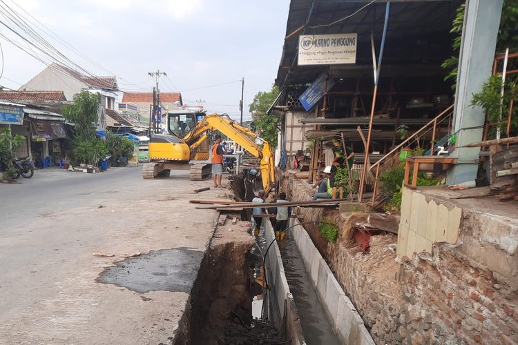 Pemerintah Kota (Pemkot) Semarang melalui DPU Semarang terus melakukan percepatan sejumlah pembangunan infrastruktur jalan raya di ibu kota Provinsi Jawa Tengah (Jateng).