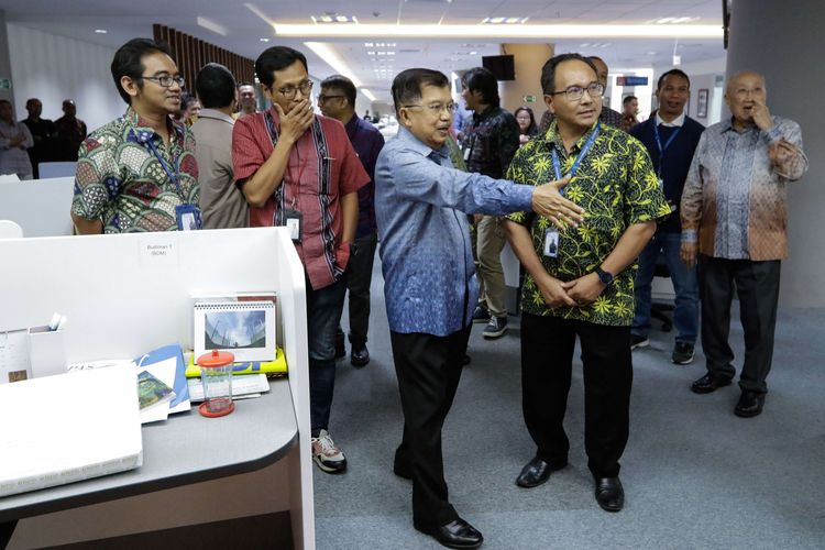 Wakil Presiden ke-10 dan ke-12 RI, Jusuf Kalla didampingi Direktur National News KG Media, Budiman Tanuredjo (kanan) dan Pemimpin Redaksi Kompas.com, Wisnu Nugroho (kedua dari kiri) saat mengunjungi kantor redaksi Kompas di Menara Kompas, Jakarta, Senin (21/10/2019).