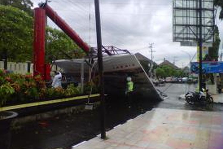 Sebuah baliho di Jalan A Yani Kota Magelang roboh akibat angin ribut yang terjadi Kamis (26/2/2015) sore.