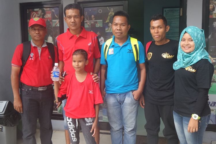 Suci Utari berfoto dengan Hamdan Sayuti (kedua dari kanan) dan para pengurus PB PASI Sumatera Barat di Stadion Atletik Rawamangun, Jakarta, Sabtu (22/4/2017).