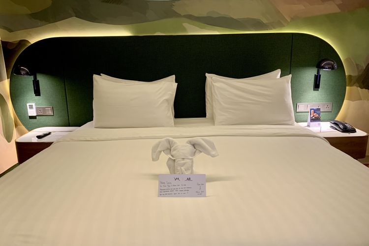 Berdasarkan pengalaman Kompas.com menginap di Mercure Garut City Centre pada Selasa (18/11/2025) hingga Rabu (19/11/2025), pemandangan ketiga gunung ini dapat dilihat langsung dari balik jendela kamar, tepatnya di kamar tipe Privilege. Kamar hotel yang berlokasi di lantai dua ini memiliki view menghadap jalan raya, pegunungan, dan Tropikana Waterpark Garut yang berlokasi persis di samping bangunan hotel. Pemandangan yang sama juga terlihat dari balik jendela restoran hotel Antara, sebab letak restoran dan kamar yang saya tempati sama-sama berada di lantai dua.