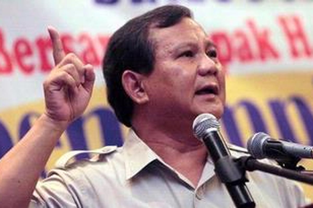 Ketua Dewan Pembina Partai Gerakan Indonesia Raya (Gerindra), Prabowo Subianto menyampaikan pemikiran dan gagasannya saat menjadi keynote speaker pada acara Dialog Nasional bertema Kepemimpinan Nasional Menuju Penguatan Kedaulatan Bangsa yang diselenggarakan Ikatan Cendekiawan Muslim Indonesia (ICMI) Orwil Jawa Barat di Ramayana Room Hotel Grand Preanger, Jalan Asia Afrika, Kota Bandung, Sabtu (2/2/2013). Dalam dialog tersebut, Prabowo yang siap maju di Pilpres 2014 mendatang mengatakan tantangan bangsa Indonesia pada 20 tahun kedepan adalah menipisnya cadangan sumber daya energi, ledakan populasi penduduk, pemerintahan yang lemah, tidak efisien dan korupsi, serta ketidakseimbangan struktural perekonomian.  