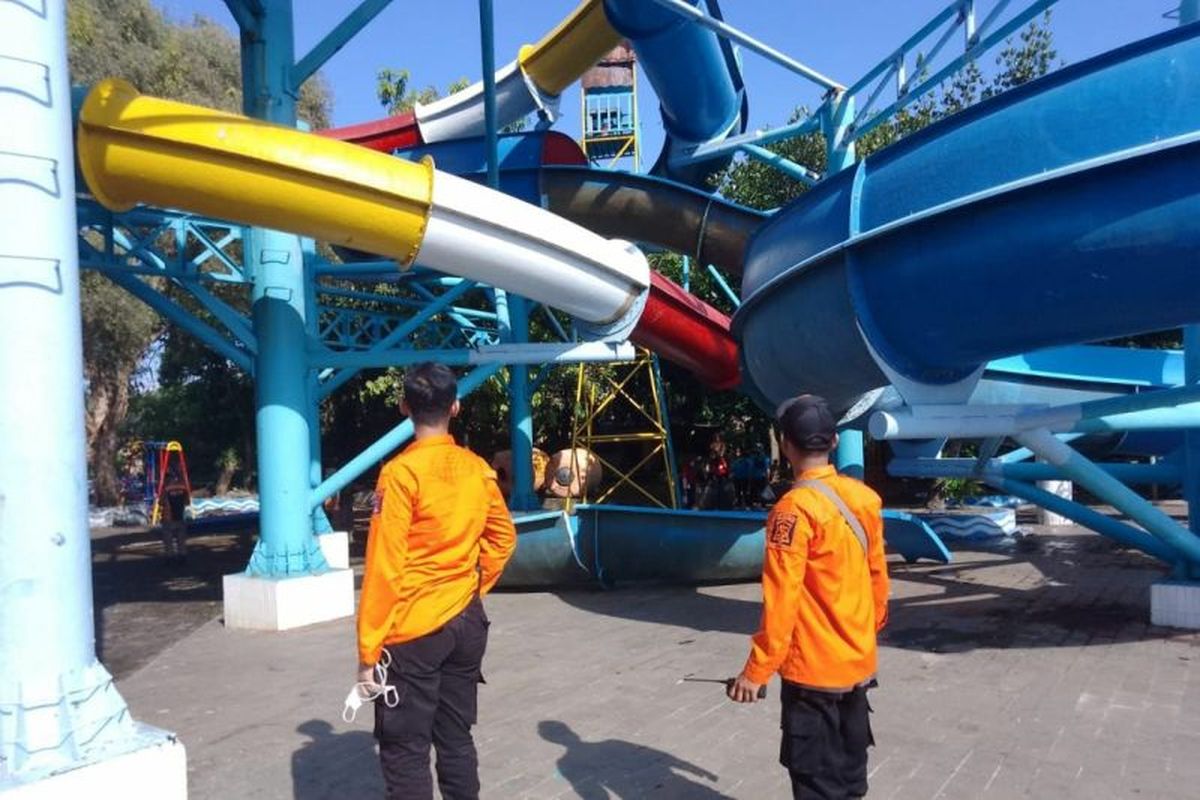 Sejumlah petugas Dinas Penanggulangan Bencana Daerah (BPBD) Surabaya saat melakukan evakuasi di sekitar lokasi terjatuhnya sembilan dari seluncuran Kolam Renang Kenjeran Park (Kenpark) Jalan Kenjeran, Sukolilo Baru, Kecamatan Bulak, Kota Surabaya, Jatim, Sabtu (7/5/2022). 