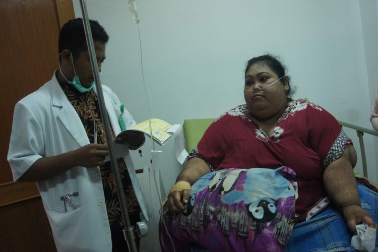 Sunarti (39), perempuan berbobot 148 kilogram asal Karawang yang mengalami obesitas lantaran kerap ngemil mi dan bakso kini dirawat di RSUD Karawang, Rabu (30/1/2019).
