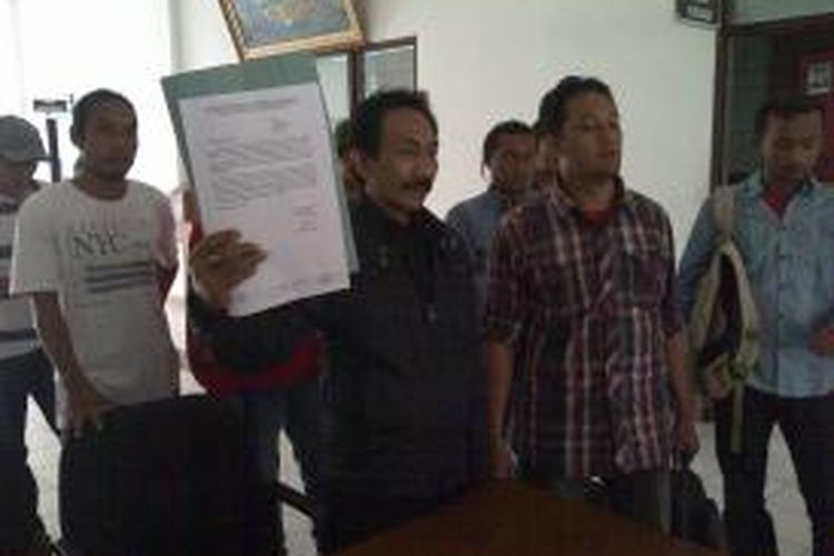 Puluhan warga melaporkan salah satu anggota DPRD Kabupaten Malang ke BK karena dituduh telah melakukan selingkuh dengan istri orang.