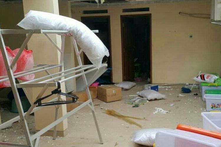 Beberapa perabotan rumah di teras dapur rumah wali kota Kendari berantakan pasca ledakan. (KOMPAS.COM/KIKI ANDI PATI)