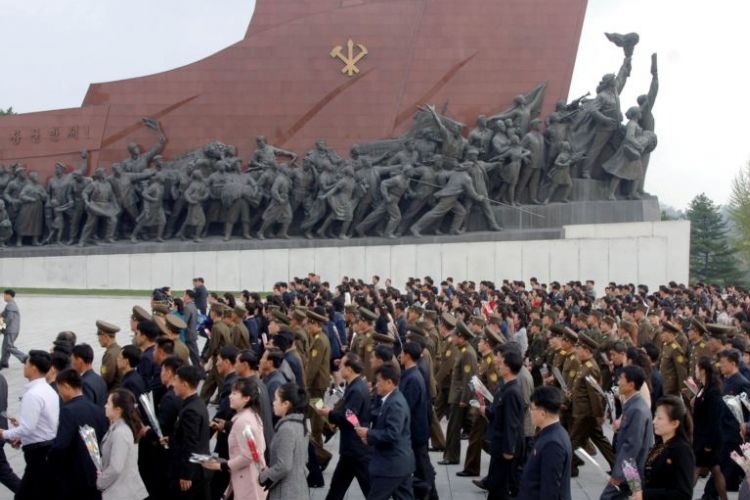 Warga Korea Utara memperingati HUT ke-85 angkatan nersenjata negara itu, Selasa (25/4/2017).
