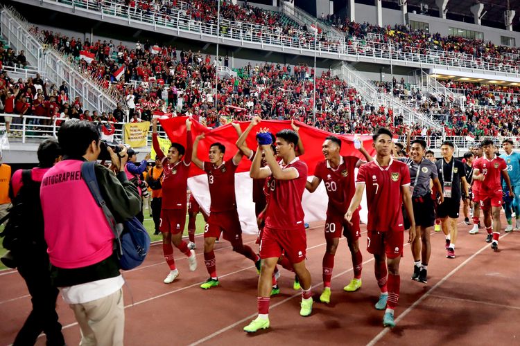 Pemain Timnas Indonesia dan official menyapa suporter seusai pertandingan Kualifikasi Piala Asia U20 2023 melawan Vietnam yang berakhir dengan skor 3-2 di Stadion Gelora Bung Tomo Surabaya, Minggu (18/9/2022) malam.