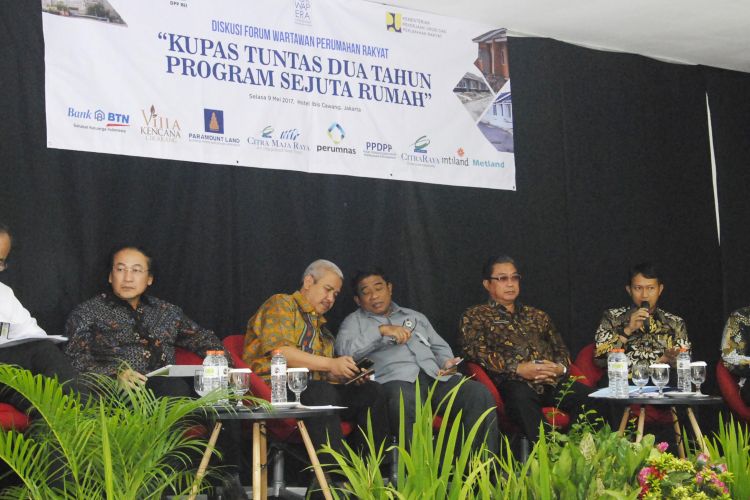 Ketua Umum REI Soelaeman Soemawinata pada diskusi Kupas Tuntas Dua Tahun Program Sejuta Rumah di Jakarta, Selasa (9/5/2017). 