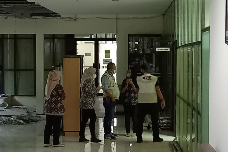 Penyidik KPK saat menggeledah 2 ruangan di Balai Kota Yogyakarta, Selasa (7/6/2022)