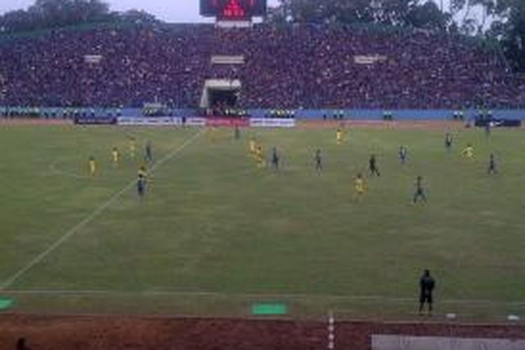 Pertandingan Arema Cronus saat melawan Persik Kediri, Rabu (27/8/2014) di Satdion Gajayana, Kota Malang, Jawa Timur, dalam laga lanjutan Indonesia Super League (ISL) 2014.