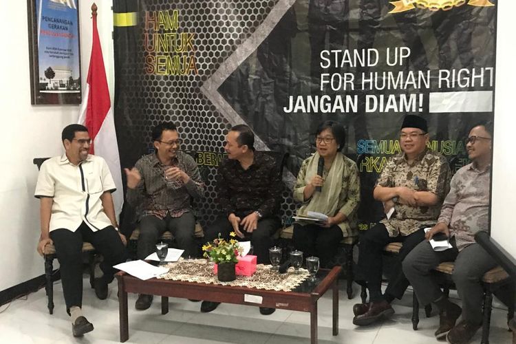 Ketua Komnas HAM Ahmad Taufan Damanik (ketiga dari kiri) ketika konferensi pers di kantornya, Jakarta Pusat, Kamis (28/11/2019).