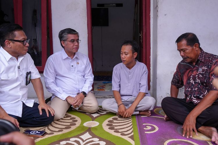 Menteri Ketenagakerjaan Yassierli dalam penyerahan santunan kepada ahli waris korban kecelakaan kereta api di Bekasi. Dok. Kemenaker. Dok. Kemenaker