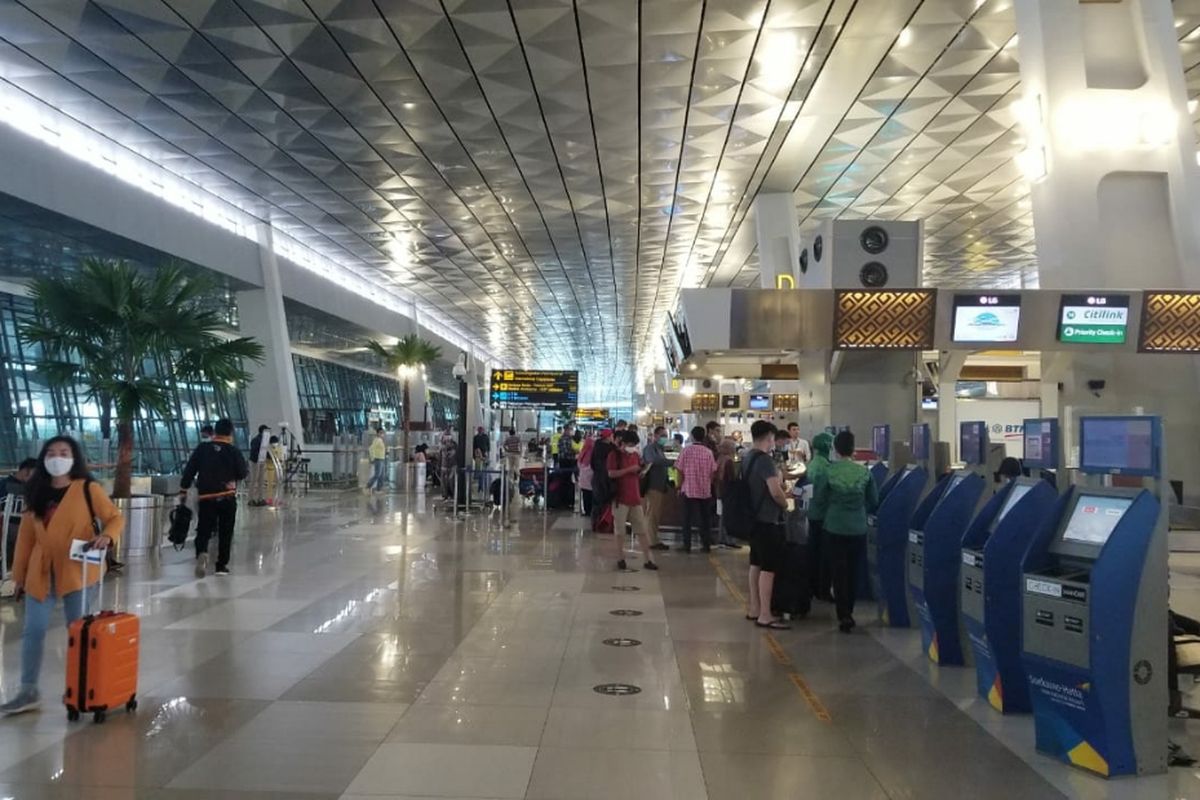 Calon penumpang pesawat siap berlibur melalui Bandara Soekarno-Hatta, Rabu (23/12/2020) malam.