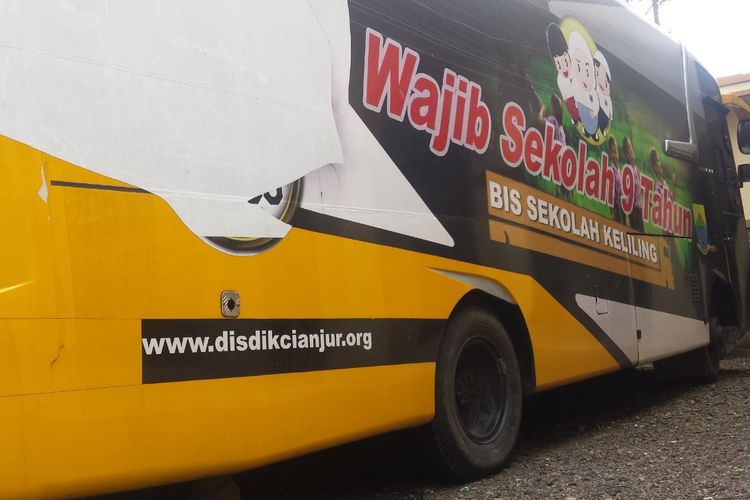 Kondisi bus ?Hayu Sakola? punya Dinas Pendidikan Kab, Cianjur yang sudah mulai berkarat dan rusak dan dibiarkan teronggok di halaman parkir kantor dinas sejak dibeli seharga Rp600 juta pada tahun anggaran 2016.