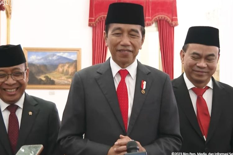 Presiden Joko Widodo saat memberikan keterangan pers bersama Mensesneg Pratikno dan Menkominfo Budi Arie Setiadi di Istana Negara, Senin (17/7/2023).