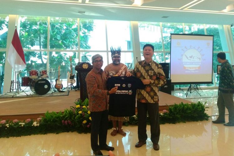 Wakil Menteri Luar Negeri Republik Indonesia A.M. Fachir dan Harry Widjaja dari Uni Papua dalam acara Diplomatic Gathering Football for Peace 2018 di Kementerian Luar Negeri, Selasa (8/5/2018).