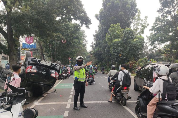 Mobil Ayla Terguling di Jalan Pajajaran Bogor, 1 Orang Terluka