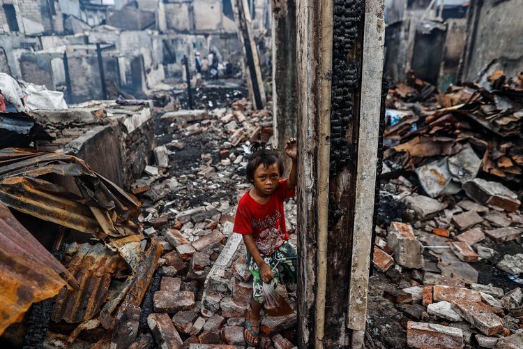 Suasana sisa kebakaran yang menghanguskan perkampungan padat penduduk di Duri Selatan, Tambora, Jakarta Barat, Kamis (13/8/2020). Sebanyak 382 keluarga atau 987 warga kehilangan tempat tinggal dan satu pasar tradisional terbakar.