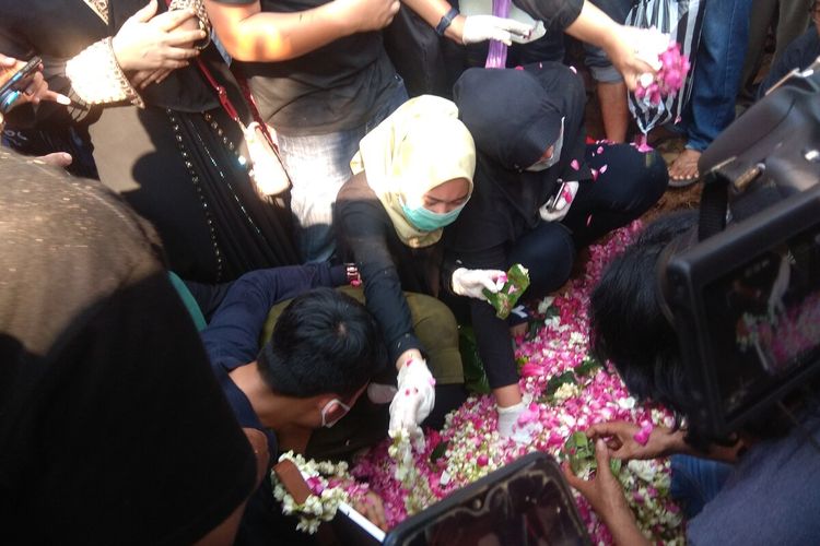 Istri dan Anak Didi Kempot menabur bunga di pusara sang maestro yag dimakamkan di pemakaman umum Desa Majasem Kecamatan Kendal Kabupaten Ngawi