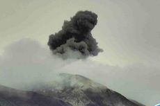 Gunung Ile Lewotolok Meletus 134 Kali dalam Sehari Disertai Lontaran Lava Pijar