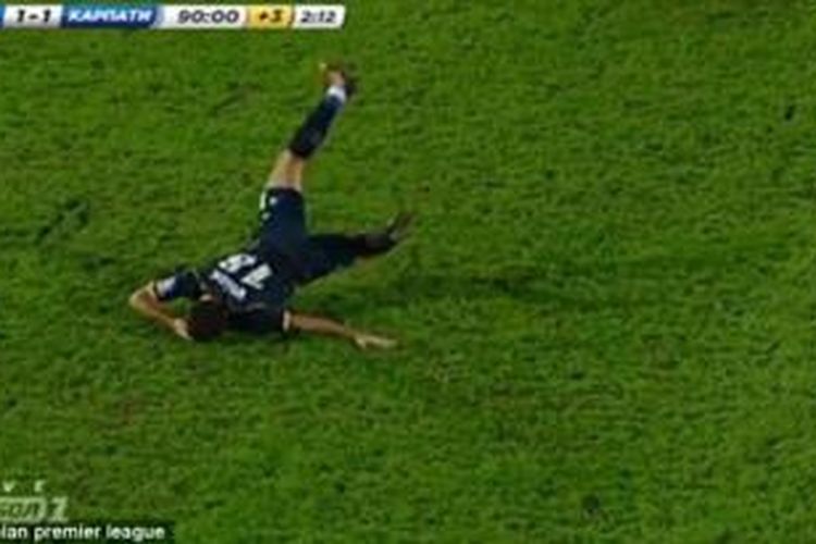 Pemain Metalurh Donetsk, Oleksandr Noyok, melakukan aksi diving pada laga melawan Karpaty Lviv, di Obolon Arena, Kiev, 1 Maret 2105.