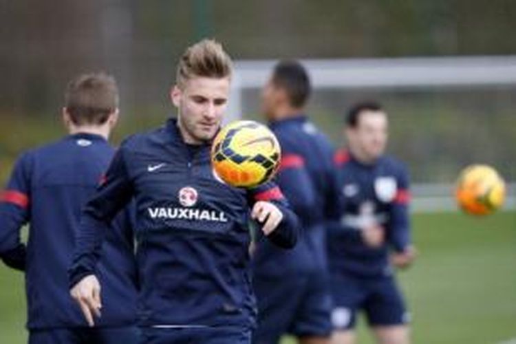 Bek kiri Southampton asal Inggris, Luke Shaw.