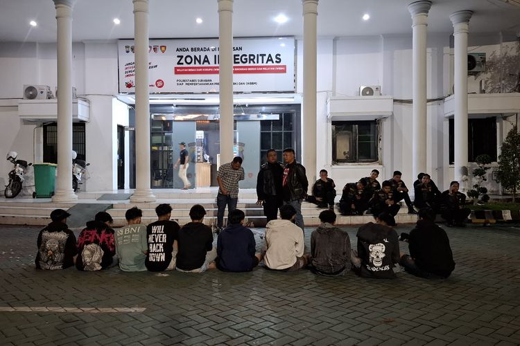 Para pelaku tawuran ditangkap di Surabaya, Rabu (14/5/2025).