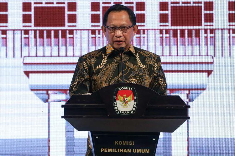 Menteri Dalam Negeri Tito Karnavian memberi sambutan pada acara peluncuran tahapan Pemilu 2024 di Kantor Komisi Pemilihan Umum, Jakarta, Selasa (14/6/2022). Tahun 2024 akan menjadi tahun politik yang sangat ramai. Tidak hanya pemilu, pemilihan kepala daerah serentak juga akan dilakukan di tahun yang sama.