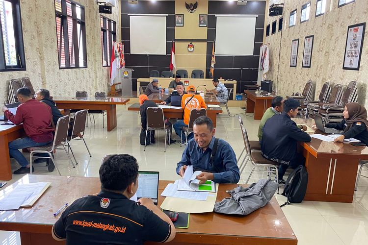 Proses pengembalian berkas pendaftaran bakal calon DPRD Kabupaten Malang di KPU Kabupaten Malang, Senin (26/6/2023)