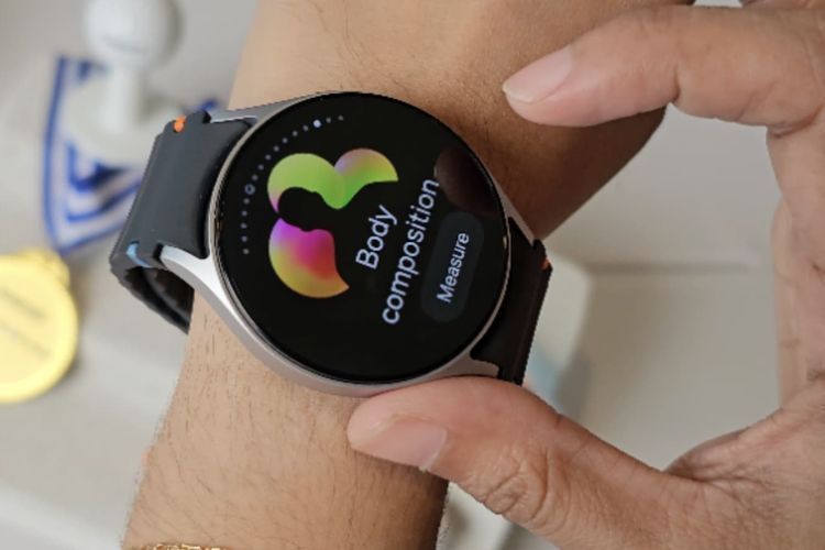 Samsung Galaxy Watch 7 40 mm saat dipasang di pergelangan tangan.