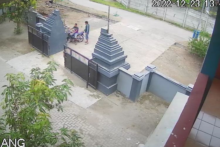 Tangkapan layar rekaman CCTV yang berhasil merekam aksi pencurian motor milik penjaga SDN Carangrejo 2, Kecamatan Kesamben, Kabupaten Jombang, Jawa Timur, Jumat (23/12/2022).